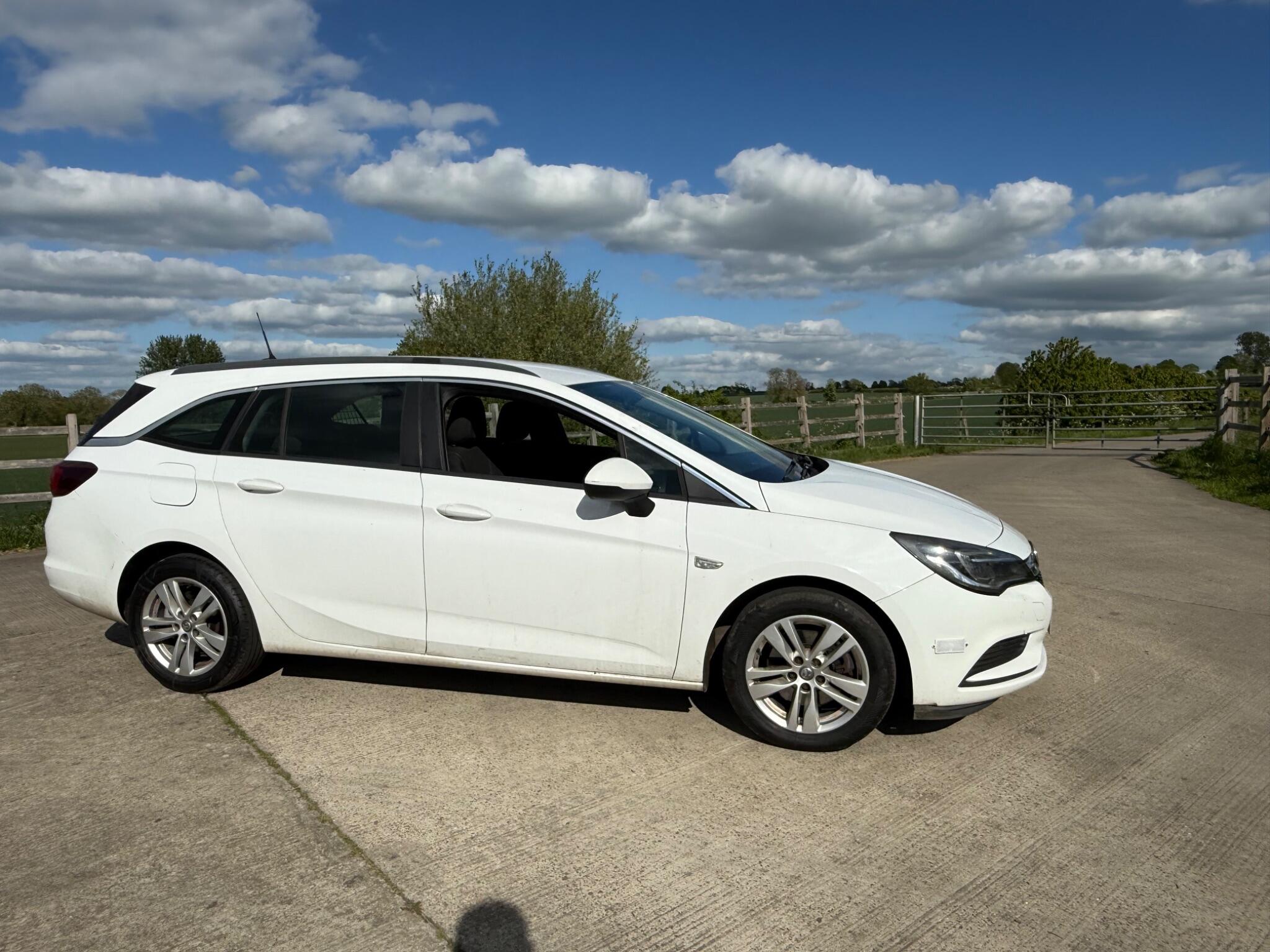 Vauxhall Astra 1.6 CDTi Tech Line Sports Tourer Euro 6 (s/s) 5dr — photo 77 of 104